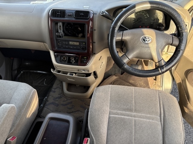 TOYOTA GRAND HIACE