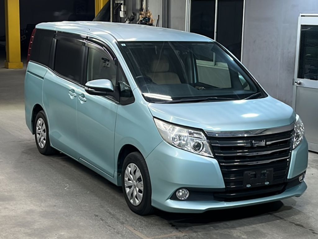 TOYOTA NOAH
