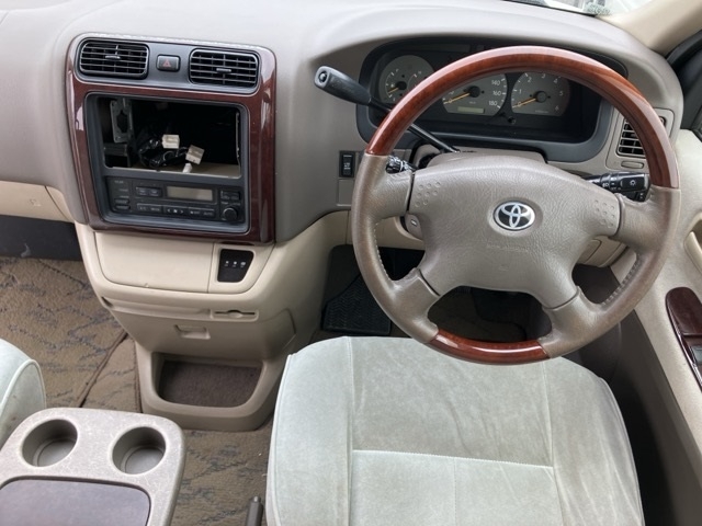 TOYOTA GRAND HIACE