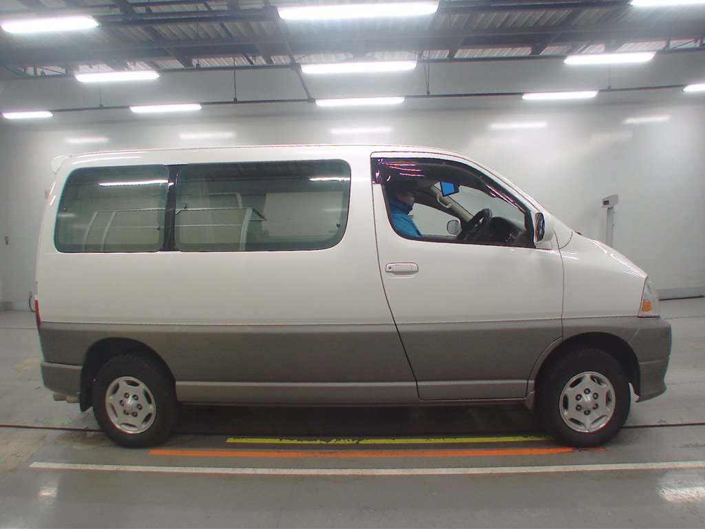 TOYOTA GRAND HIACE