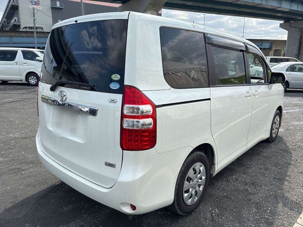 TOYOTA NOAH