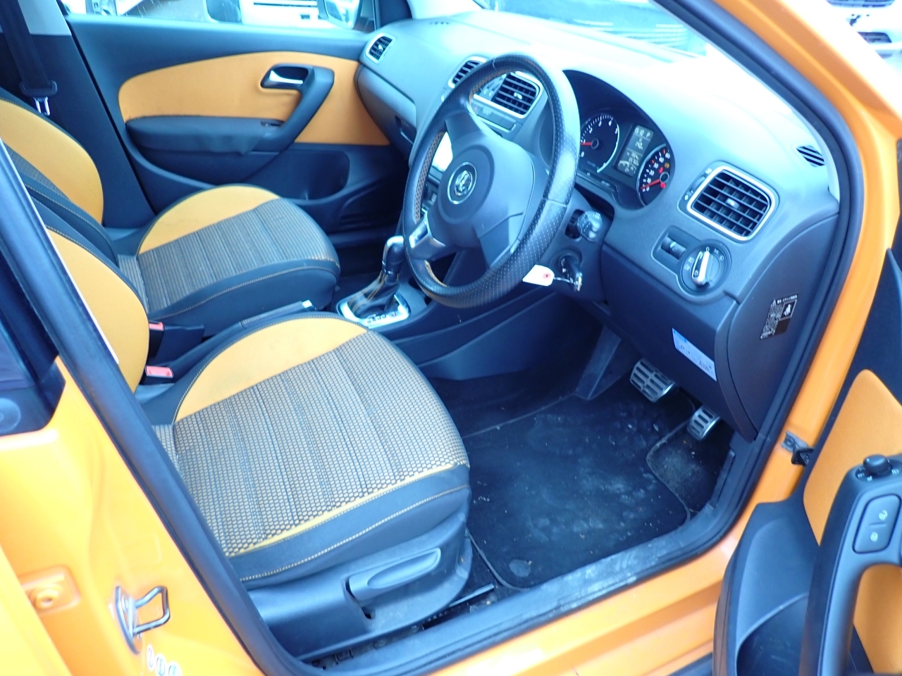 VOLKSWAGEN POLO