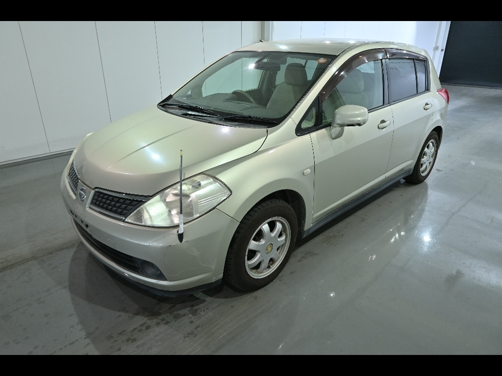 NISSAN TIIDA