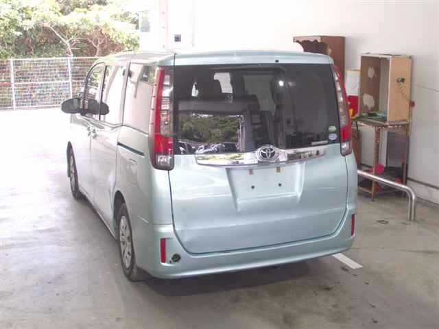 TOYOTA NOAH