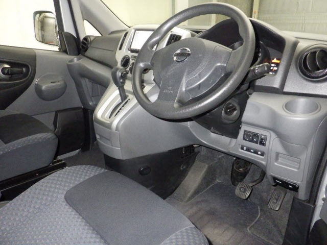 NISSAN NV200