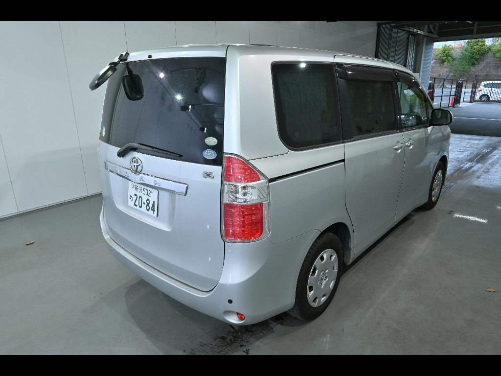 TOYOTA NOAH