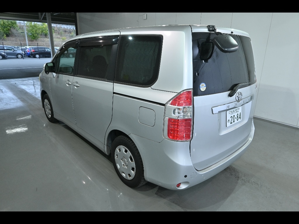 TOYOTA NOAH