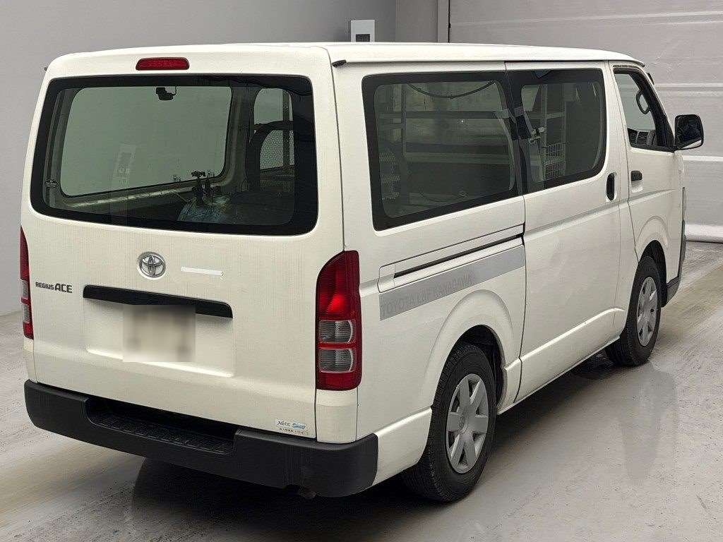 TOYOTA REGIUS ACE