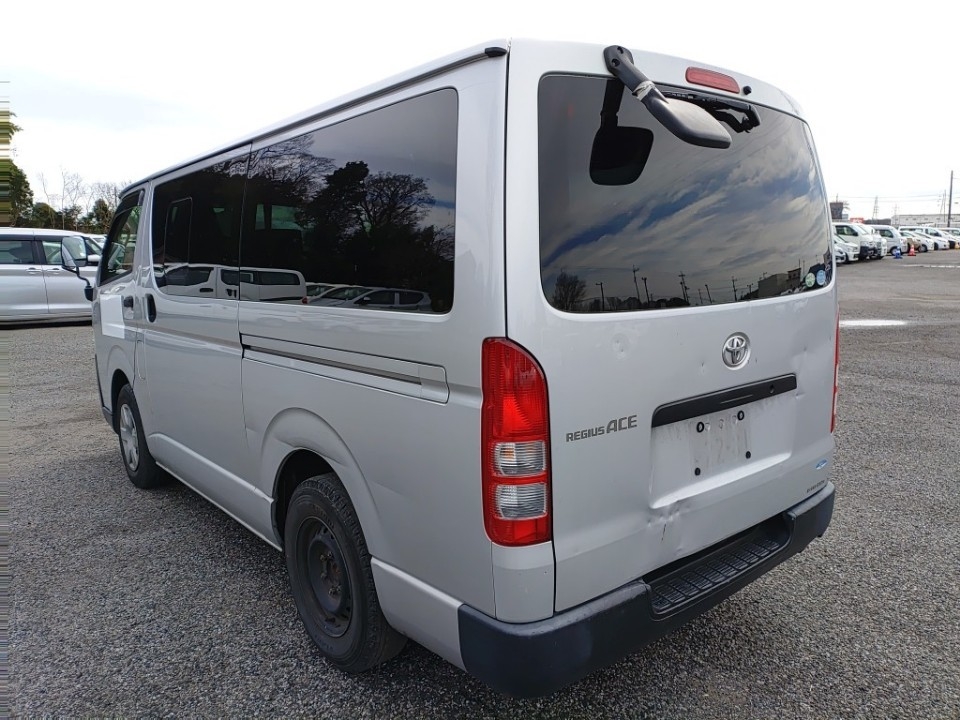 TOYOTA REGIUS ACE