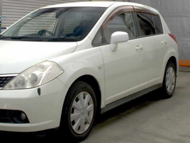 NISSAN TIIDA