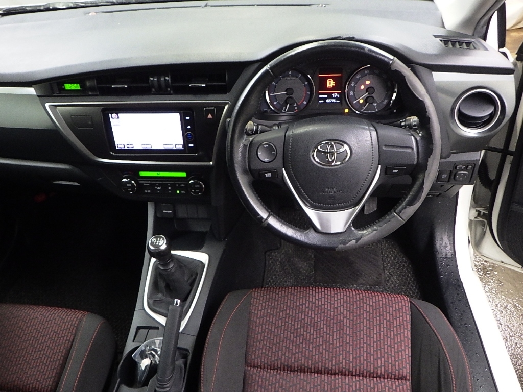 TOYOTA AURIS