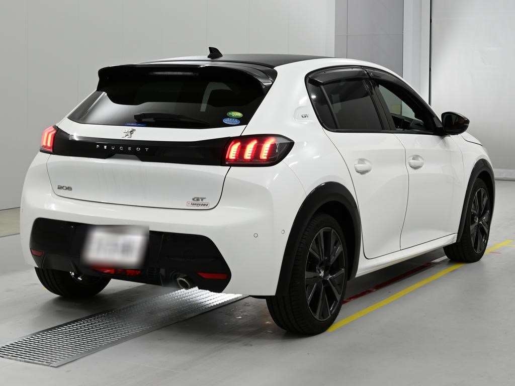 PEUGEOT 208