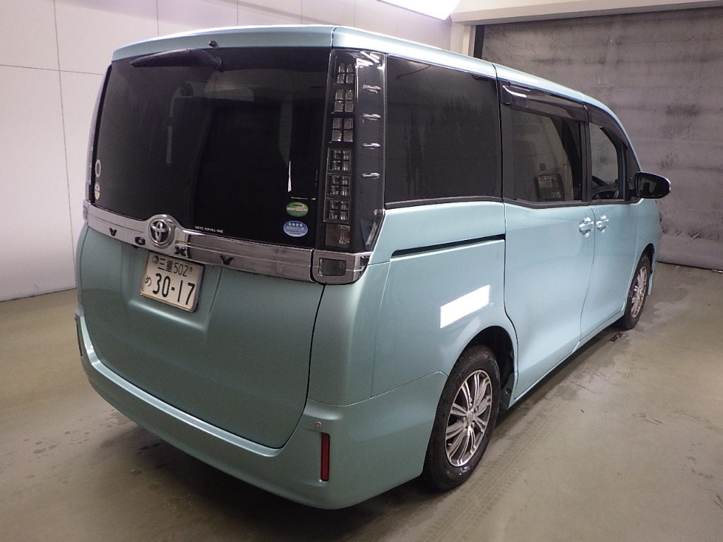 TOYOTA VOXY