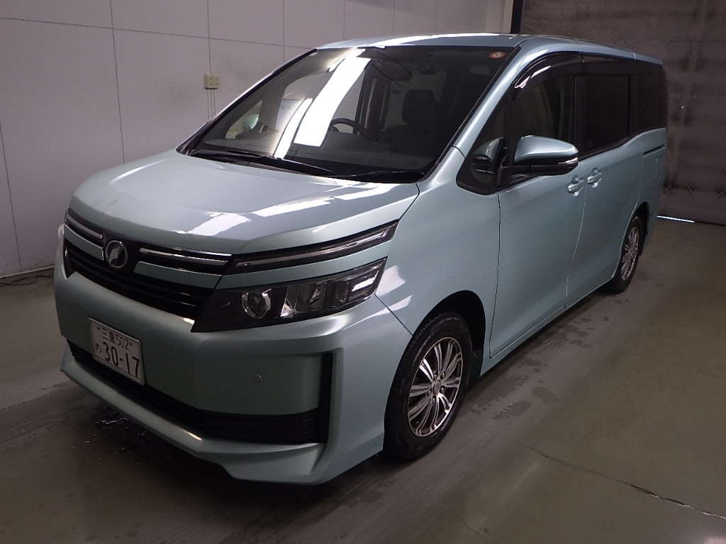 TOYOTA VOXY