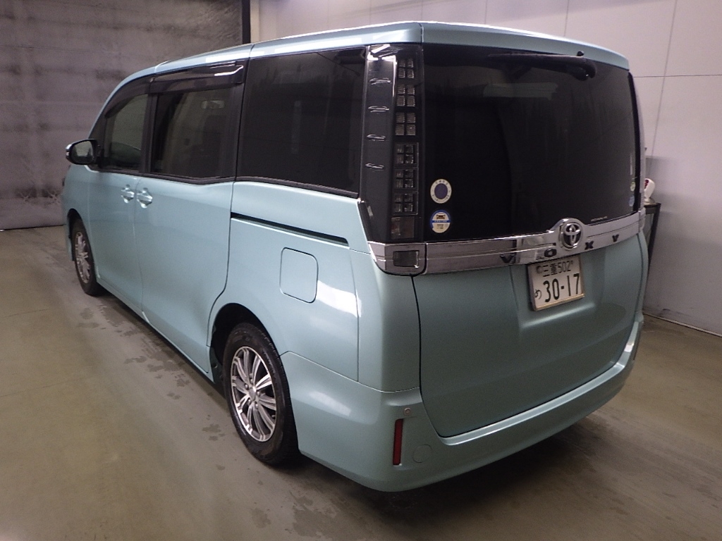 TOYOTA VOXY