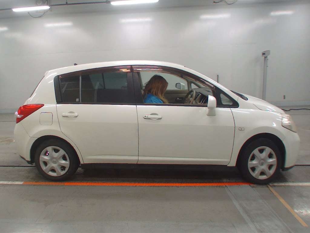 NISSAN TIIDA