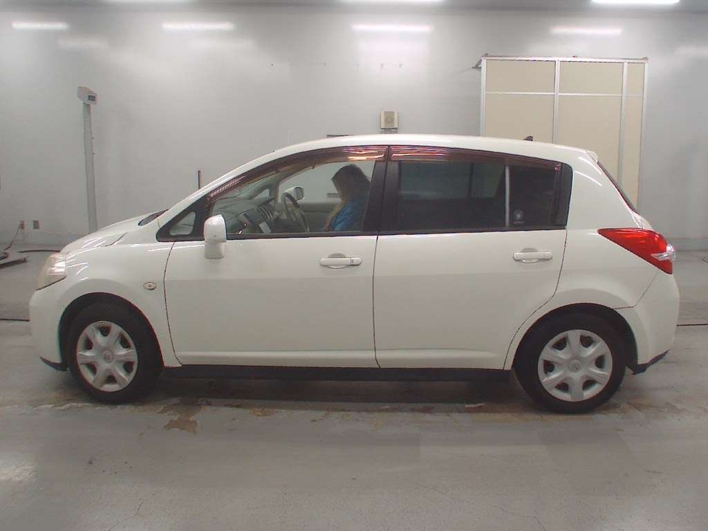 NISSAN TIIDA