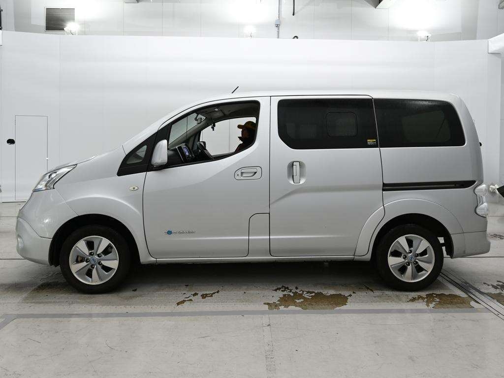 NISSAN E-NV200