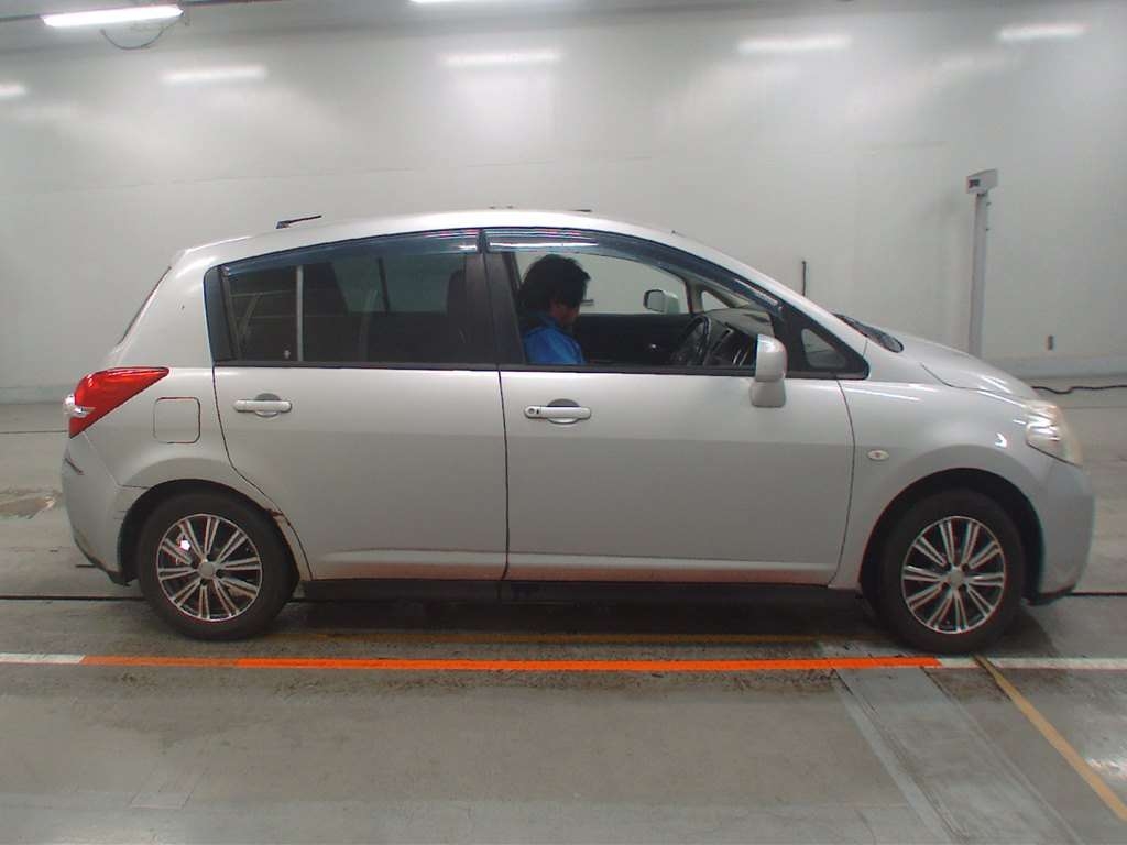 NISSAN TIIDA