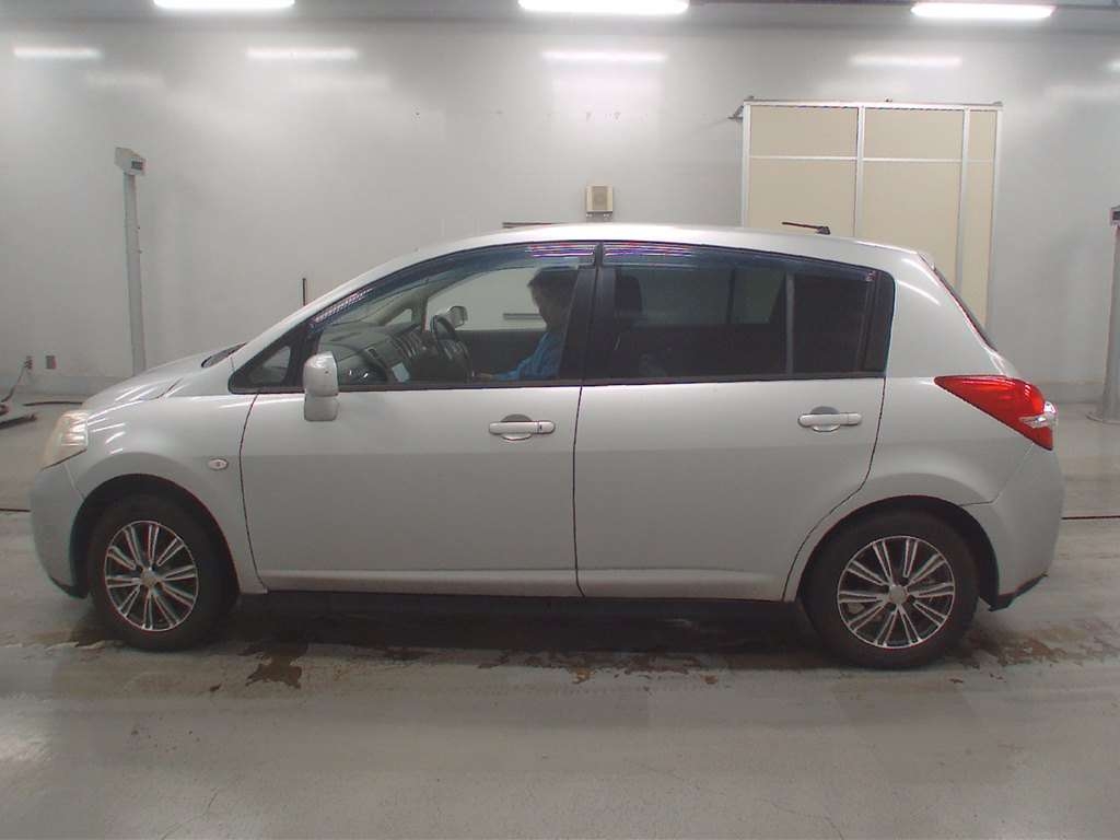NISSAN TIIDA