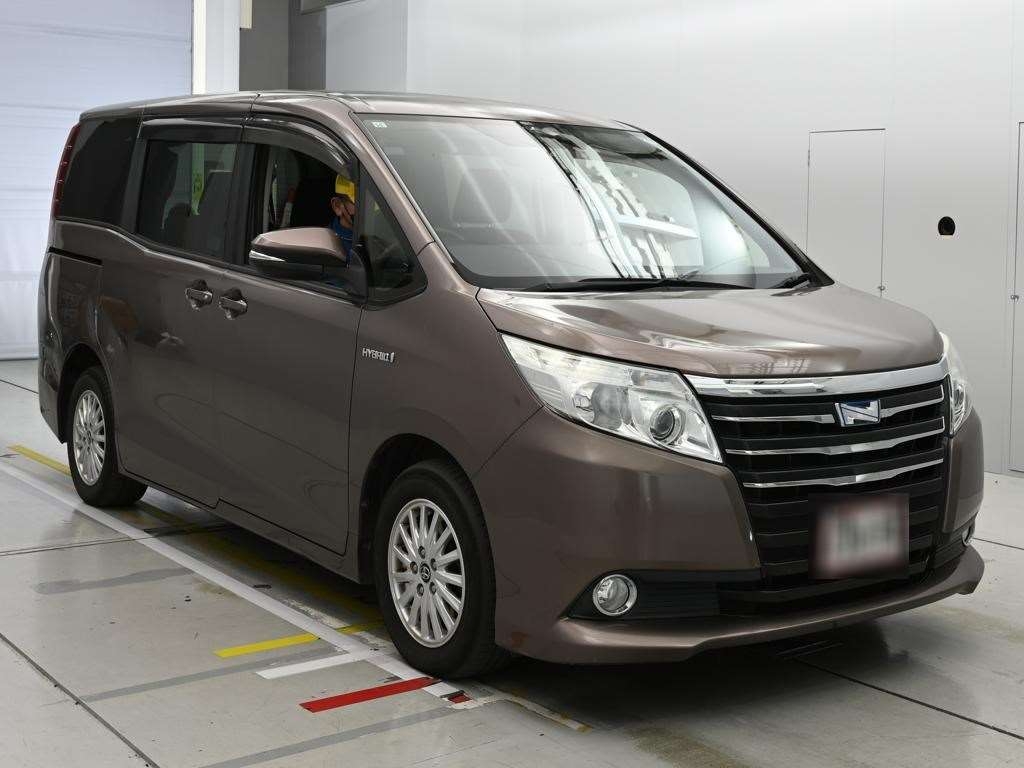 TOYOTA NOAH