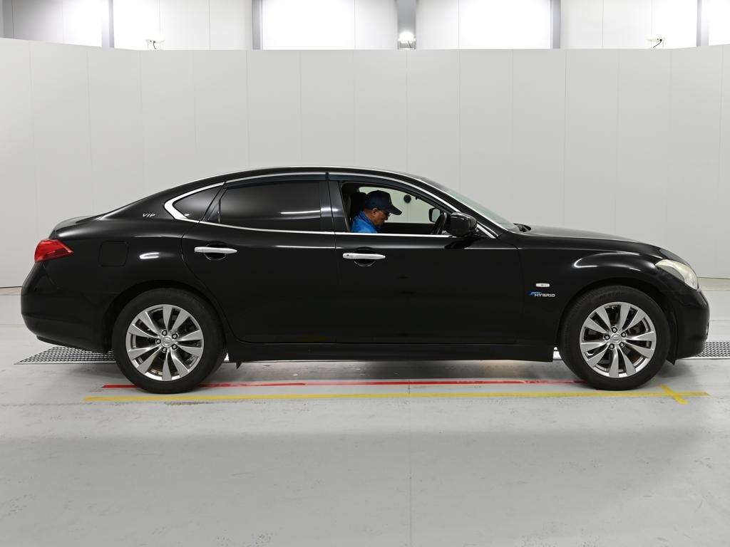 NISSAN FUGA