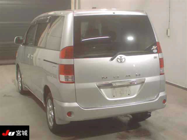 TOYOTA NOAH