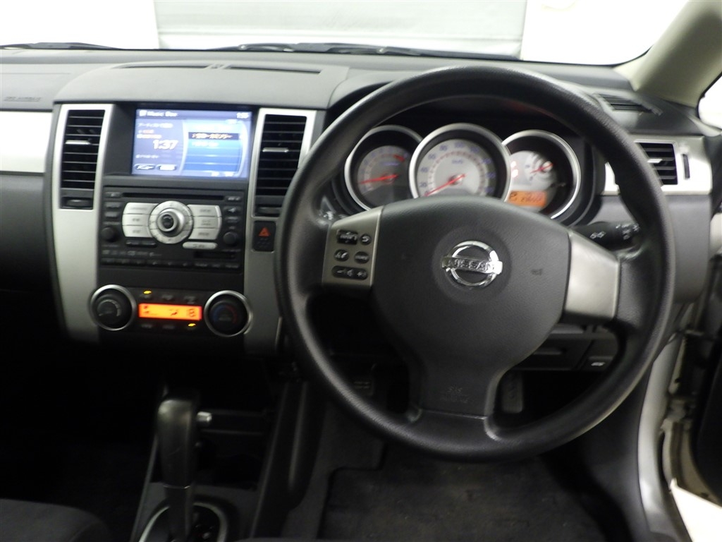 NISSAN TIIDA