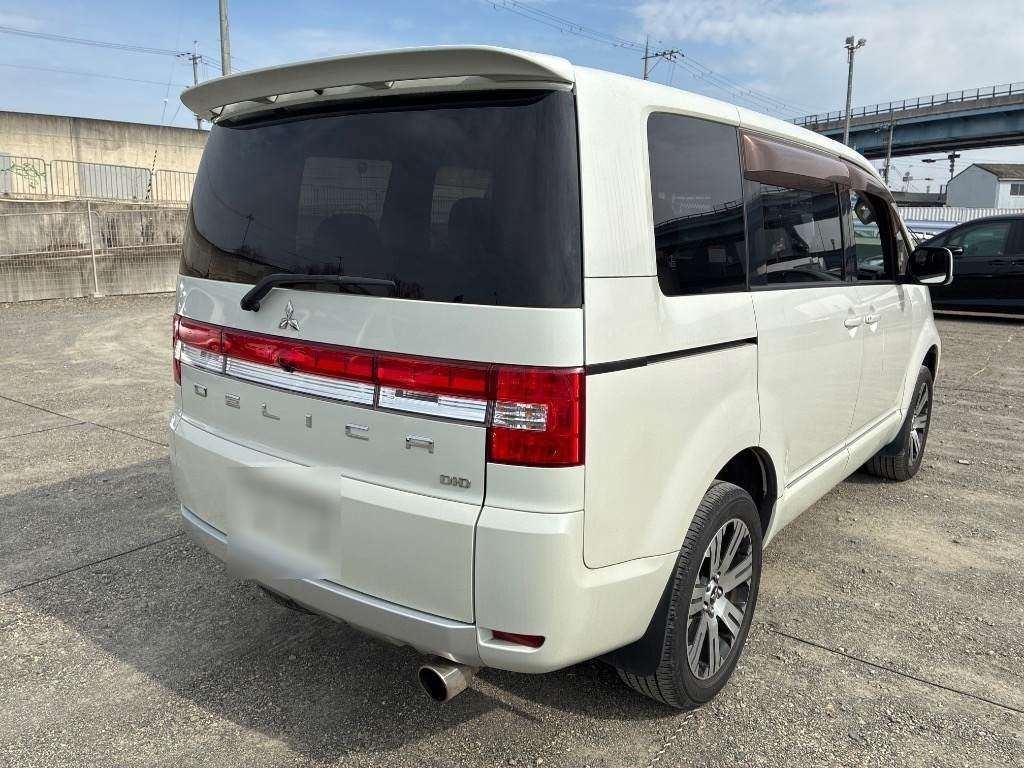 MITSUBISHI DELICA D:5