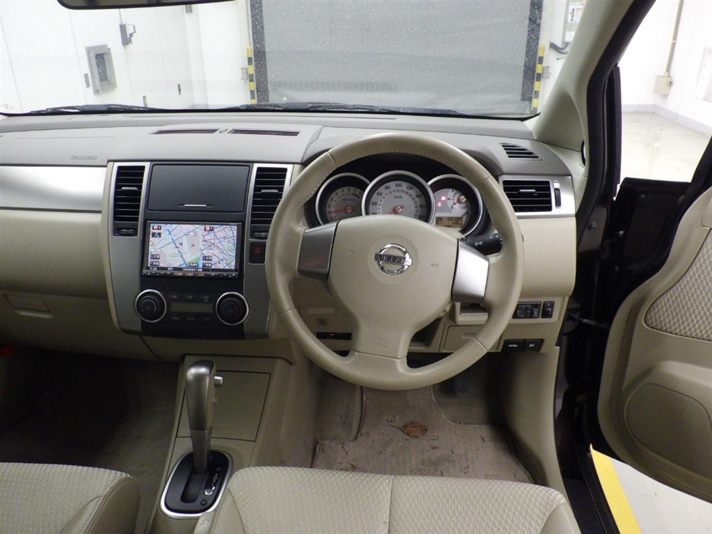 NISSAN TIIDA