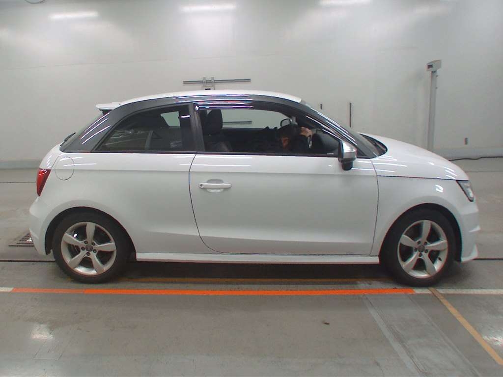 AUDI S1