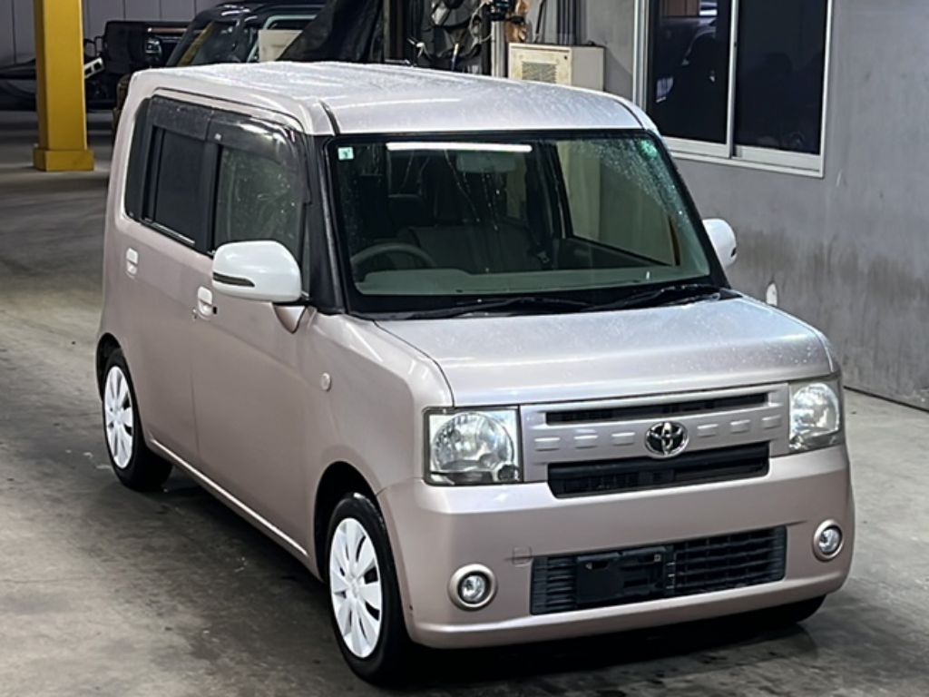TOYOTA PIXIS SPACE