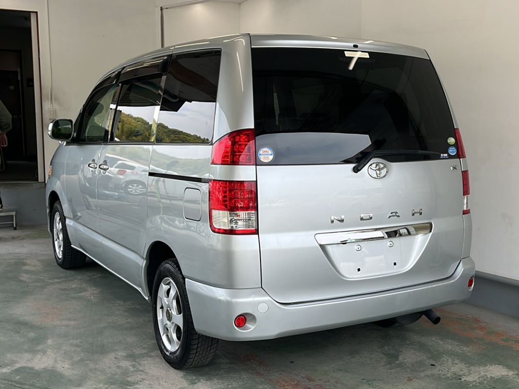 TOYOTA NOAH