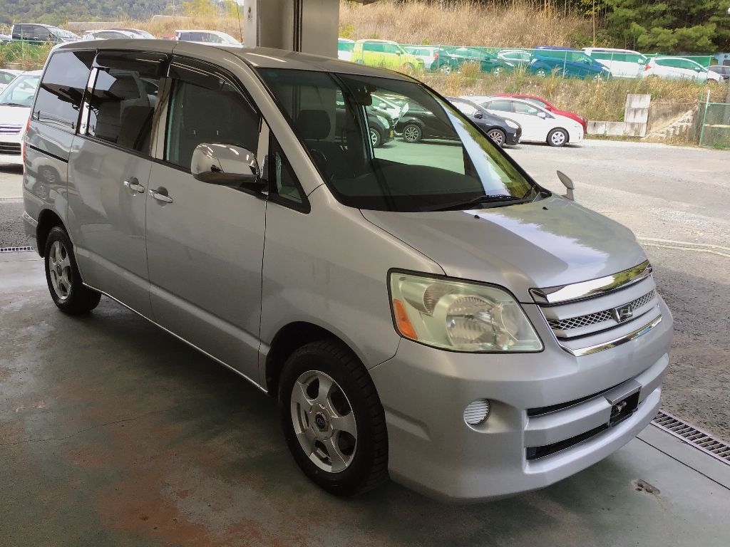 TOYOTA NOAH