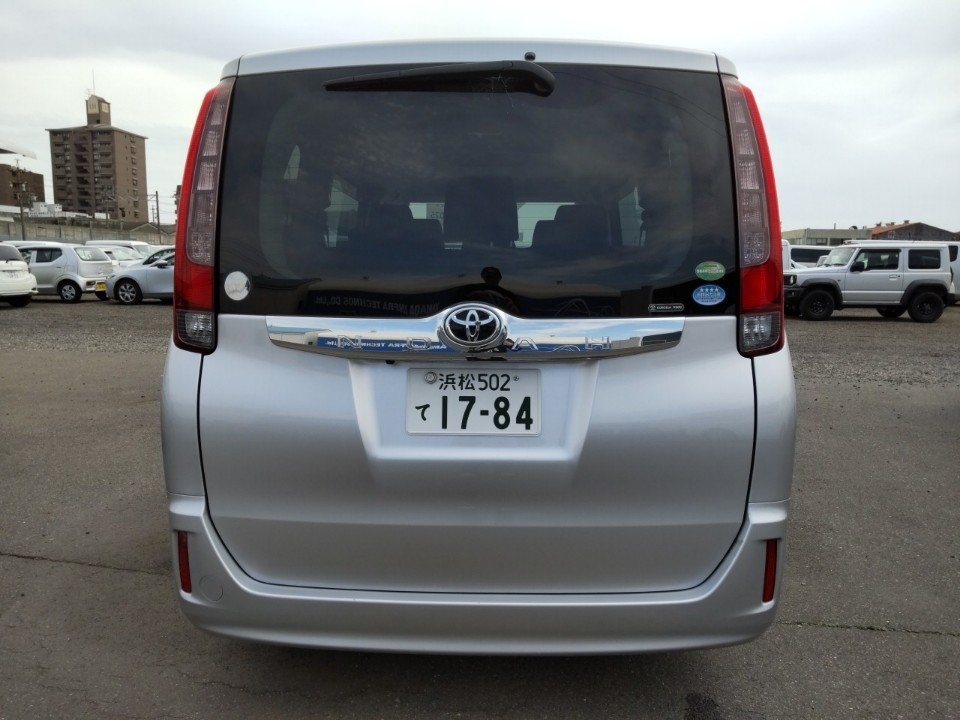 TOYOTA NOAH