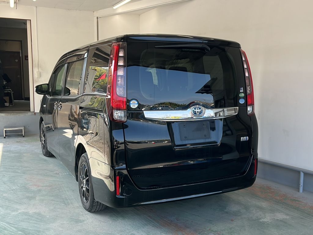 TOYOTA NOAH