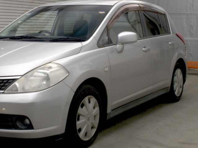 NISSAN TIIDA