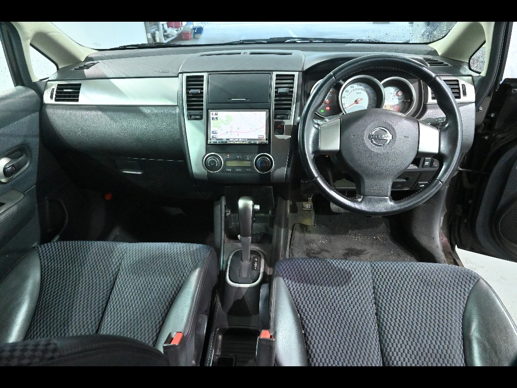 NISSAN TIIDA