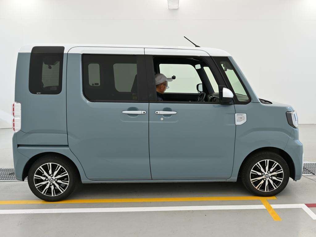 TOYOTA PIXIS MEGA