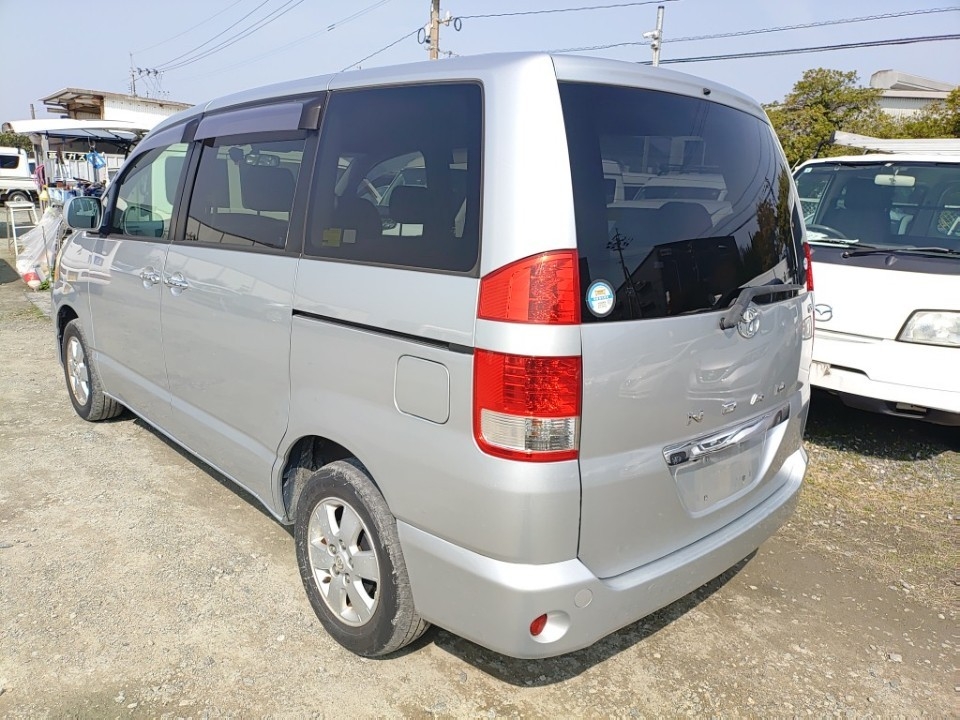 TOYOTA NOAH