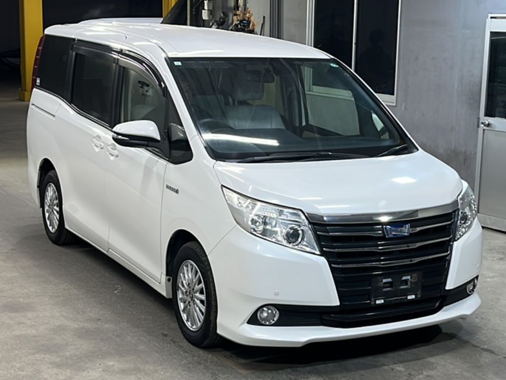 TOYOTA NOAH