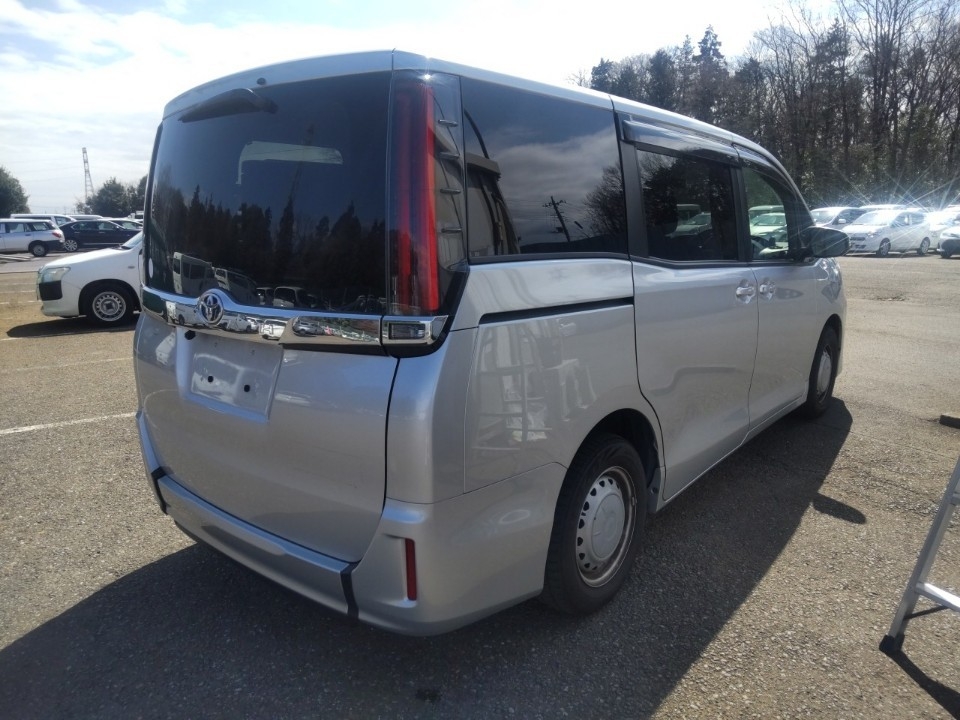 TOYOTA NOAH