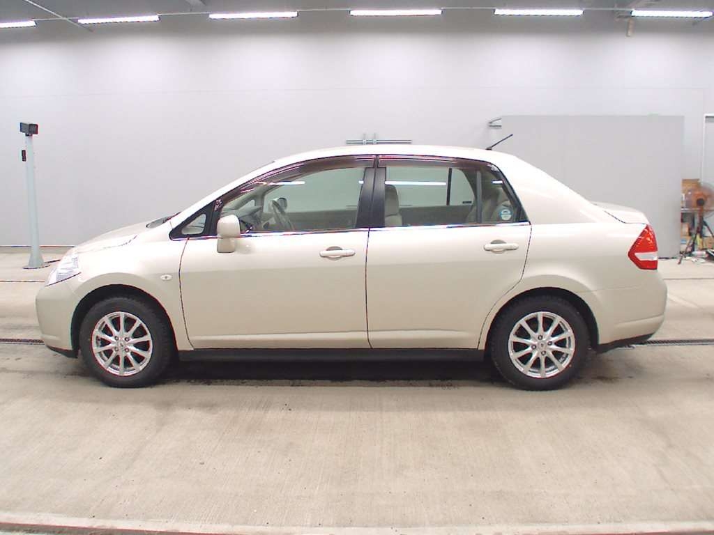 NISSAN TIIDA LATIO