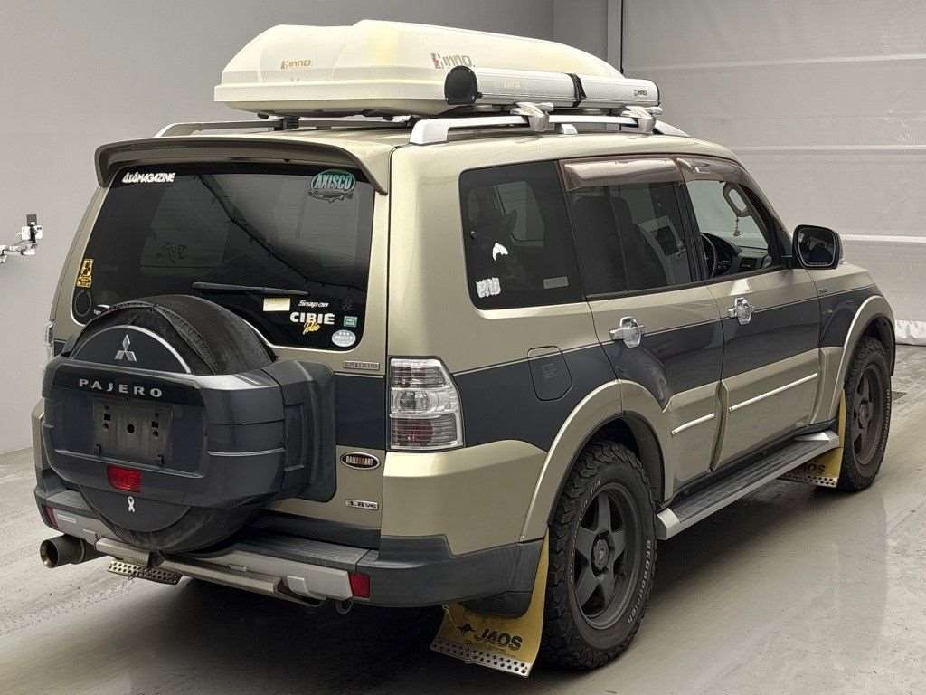 MITSUBISHI PAJERO
