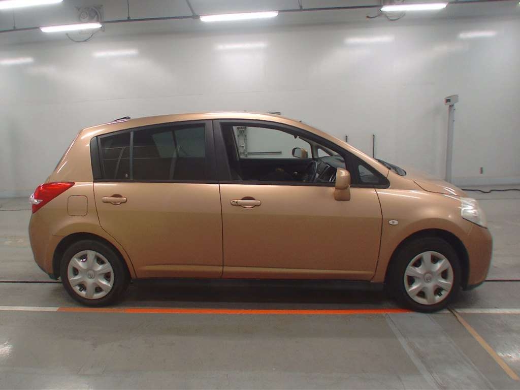NISSAN TIIDA