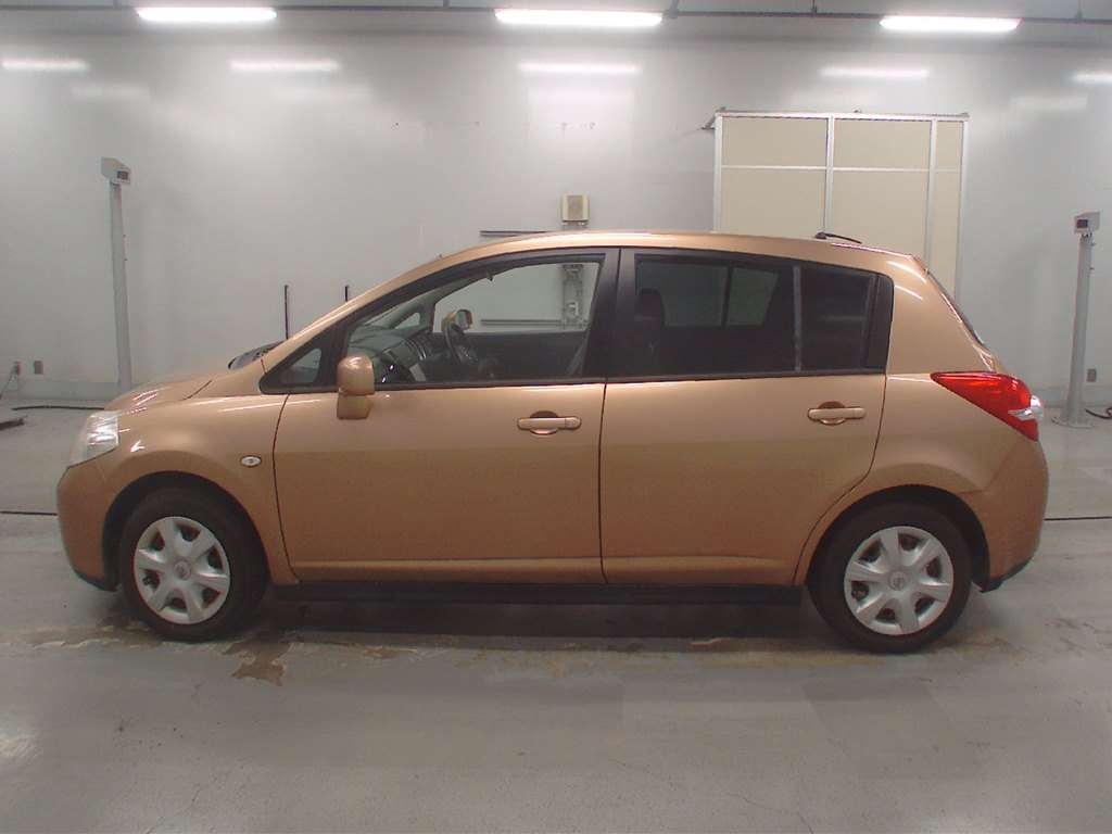 NISSAN TIIDA