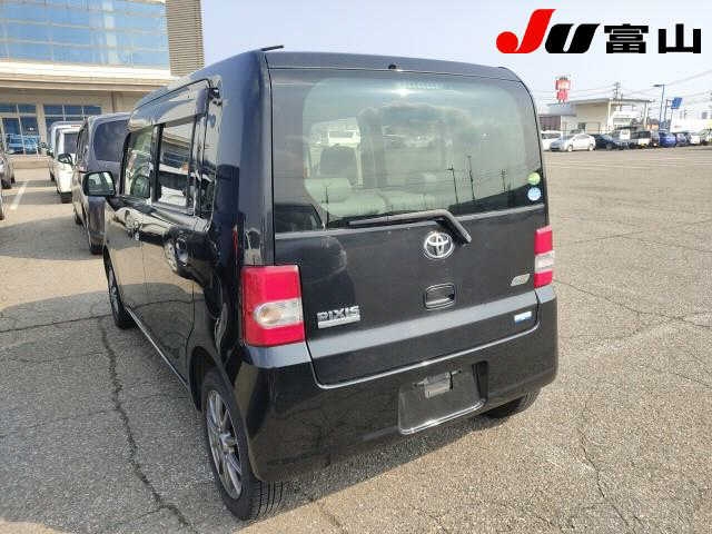 TOYOTA PIXIS SPACE