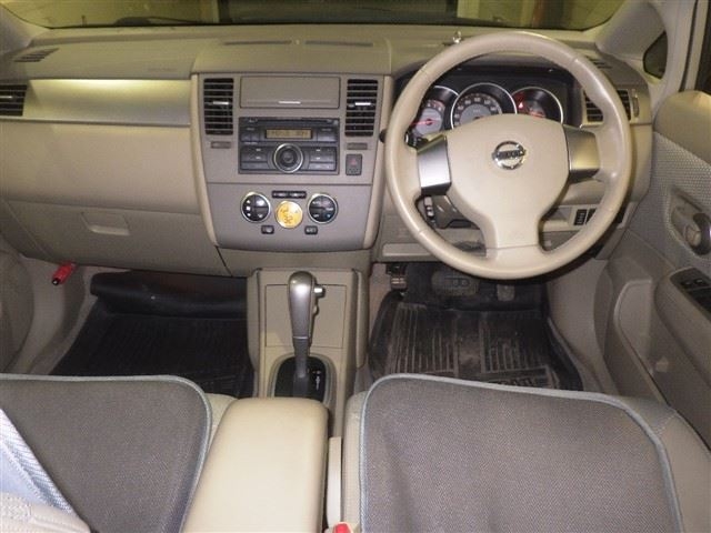 NISSAN TIIDA