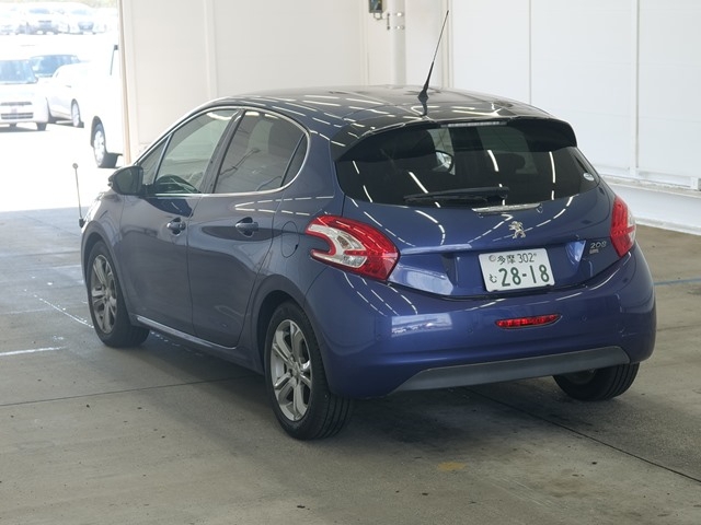 PEUGEOT 208