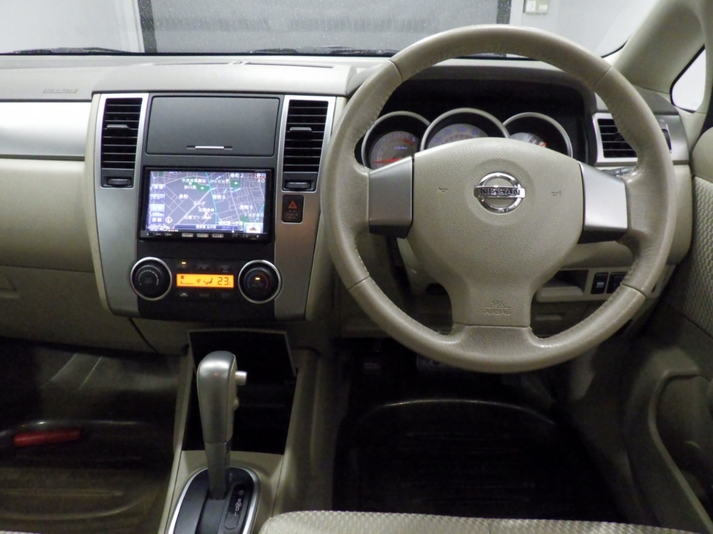 NISSAN TIIDA